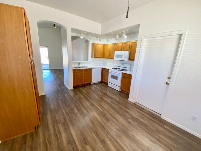 Building Photo - 3 Bed 2 Bath Corner Lot