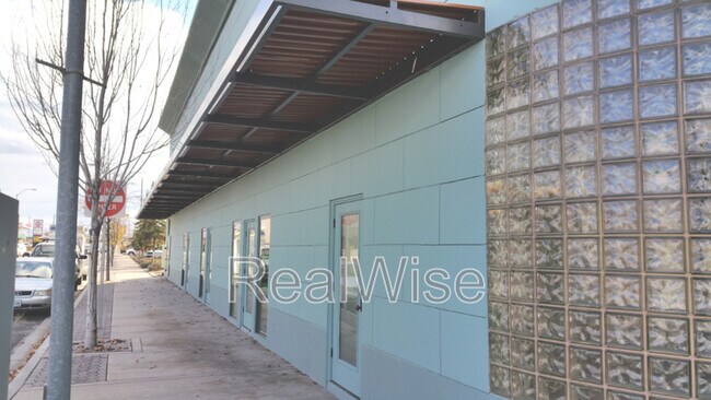 Building Photo - 502 SW Evergreen Ave