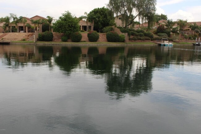 Building Photo - 875 W Aloe Pl