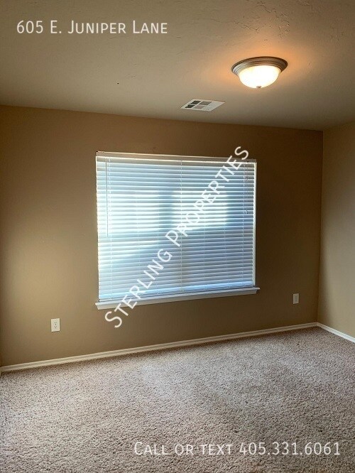 Building Photo - 605 E Juniper Ln