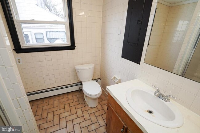 Building Photo - 305 E Pine St