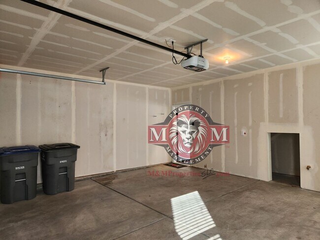 Building Photo - Great 3 Bd 2 Ba Townhome 2 Car Garage