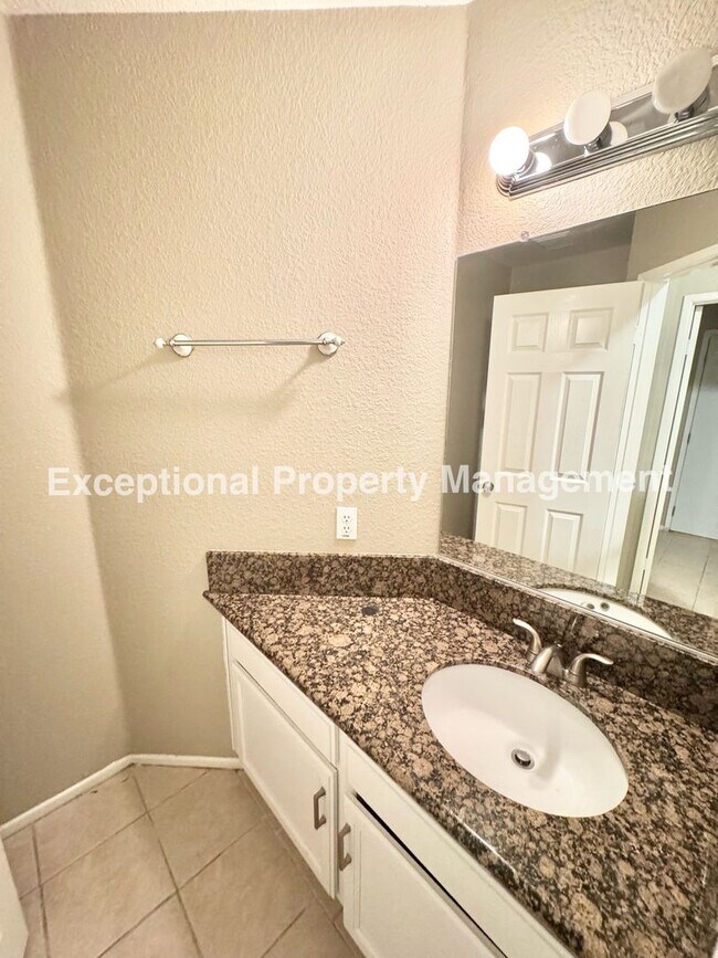Building Photo - Great 4 bed 3 bath home in Fontana
