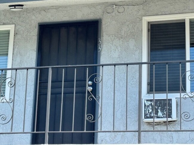 Building Photo - Long Beach 2 bed 1.5 Bath Condo - Pool, Laundry, & Parking included!