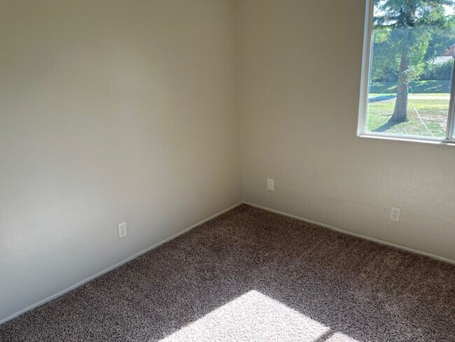 Building Photo - 3 bedroom 1.5 bathroom condo in Davis