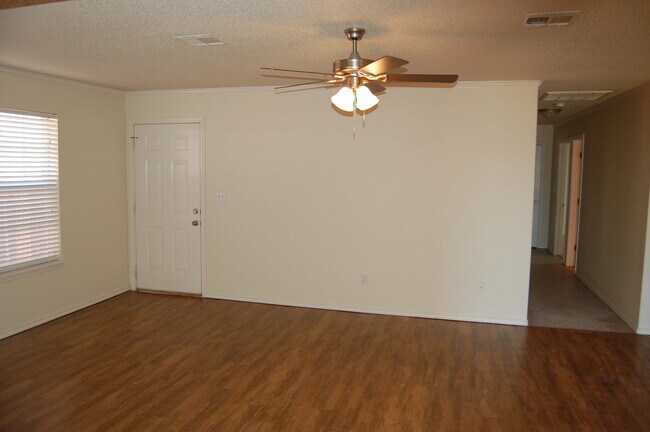 Building Photo - Great Updated 3/2/1 - Easy Access to Loop 289