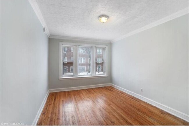 Building Photo - 1008 W 76th St