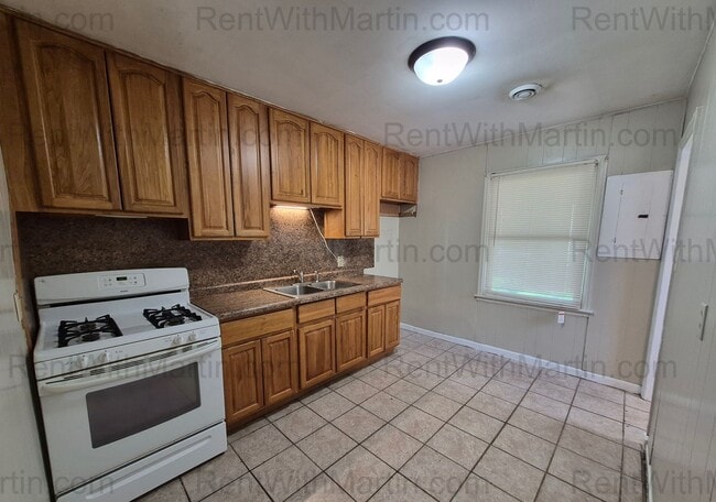 Building Photo - FOR RENT- 2 bedrooms on Ackermant! Pets Ok!