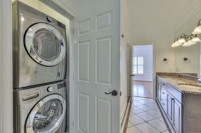 Building Photo - Perfect Brownstone in Sylvan Park near Wes...