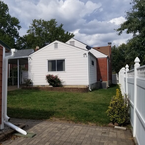 Building Photo - 8706 Florence Ave