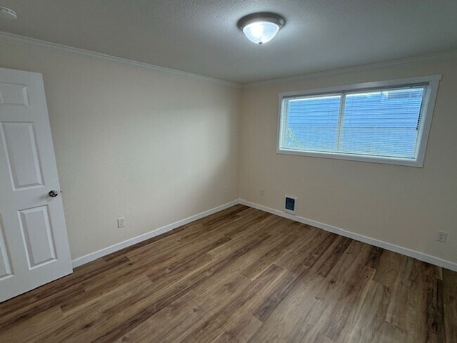 Building Photo - Alfi 3325 4-plex - Everett