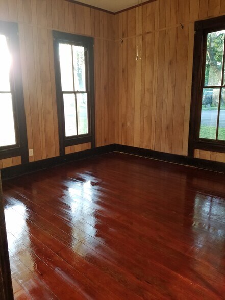 Building Photo - 322 Shaw St