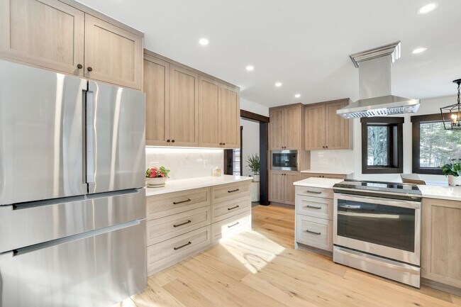 Building Photo - Luxury 3 bedoom/2.5 bathroom Home w/ Hot Tub