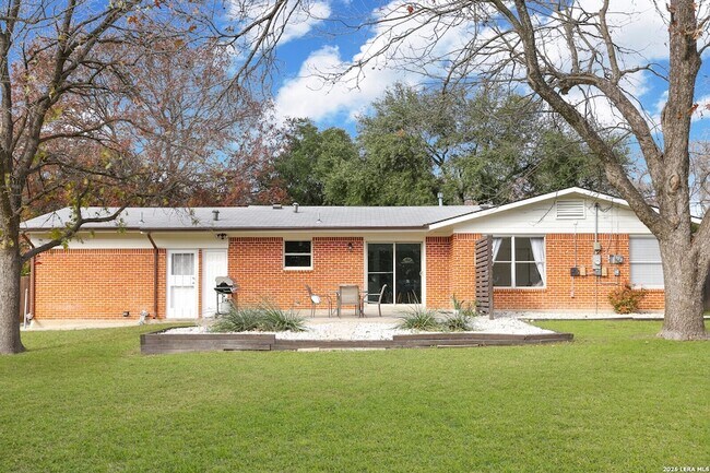 Building Photo - 2806 Belvoir Dr