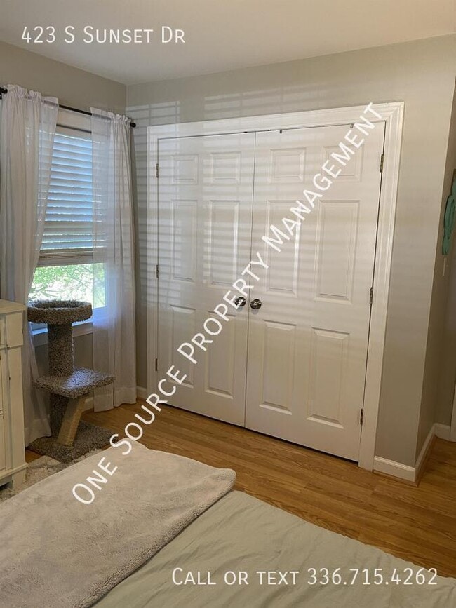 Building Photo - 423 S Sunset Dr