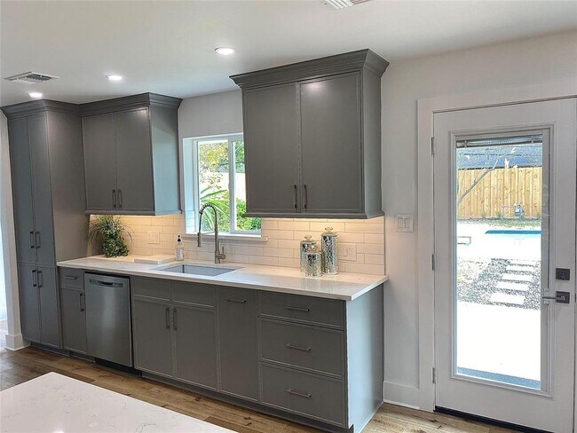 Building Photo - 10819 Oasis Dr