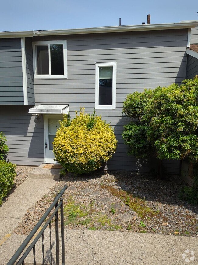 Building Photo - Charming Beaverton Home with Spacious Yard...