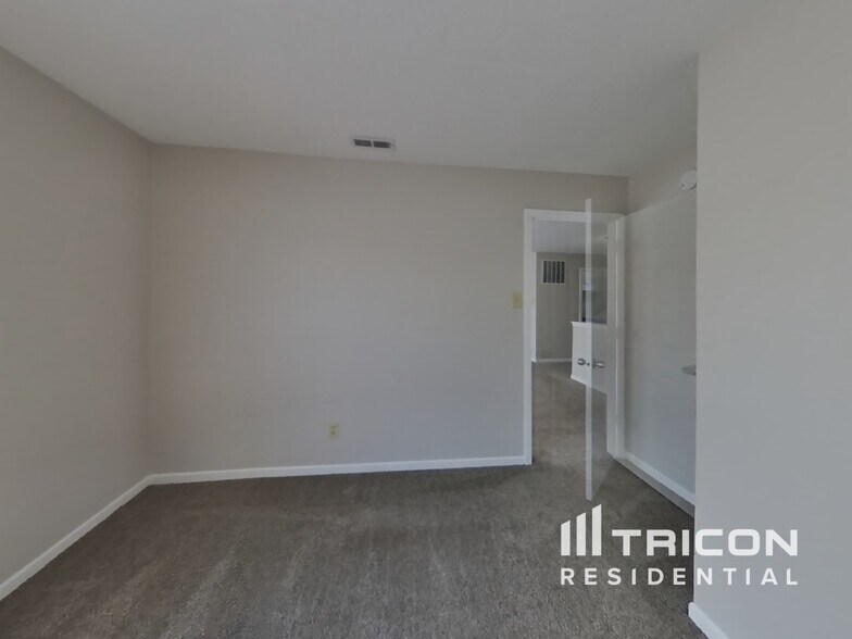 Building Photo - 7657 Charlotte Dr