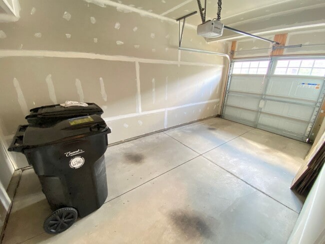 Building Photo - 3bed/2.5ba townhome Ideally Located betwee...