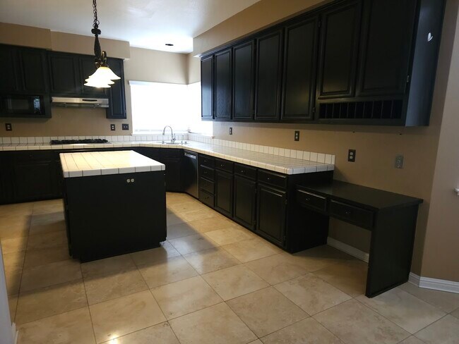 Building Photo - 2431 Pinehurst Ct