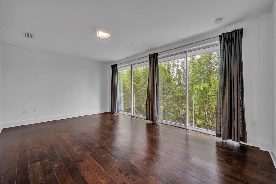 Floor to Ceiling Windows with screens - 438 W Swoope Ave