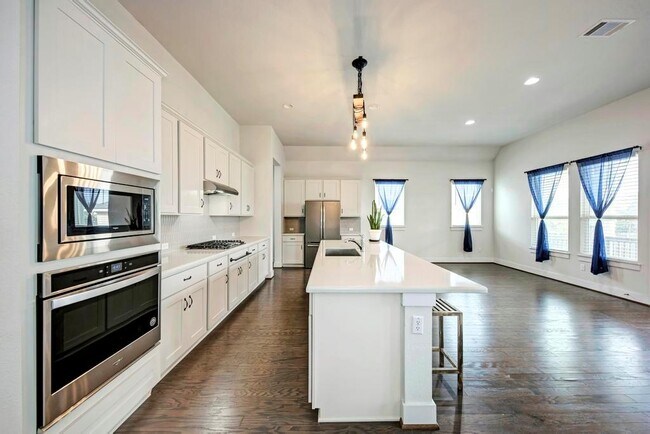 Building Photo - 1104 Almeria Bend