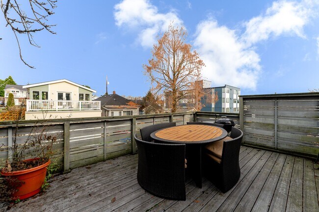 Building Photo - Amazing Custom Home