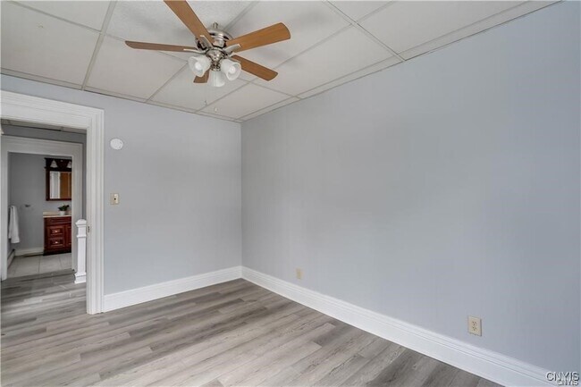 Building Photo - 136 Maple St