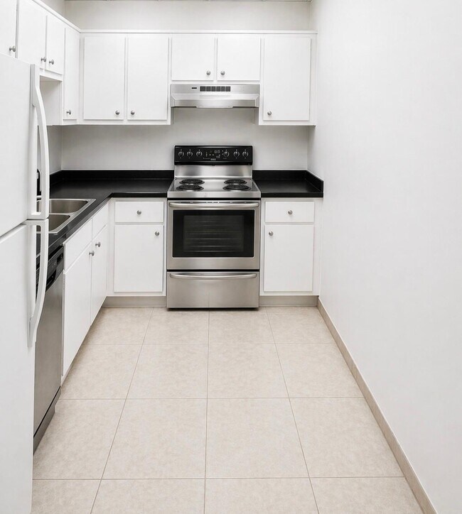 Building Photo - 901 Hillcrest Dr