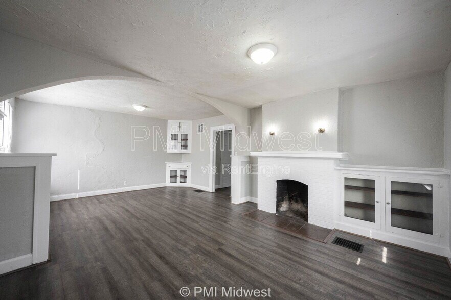 Building Photo - 824 E 44th St