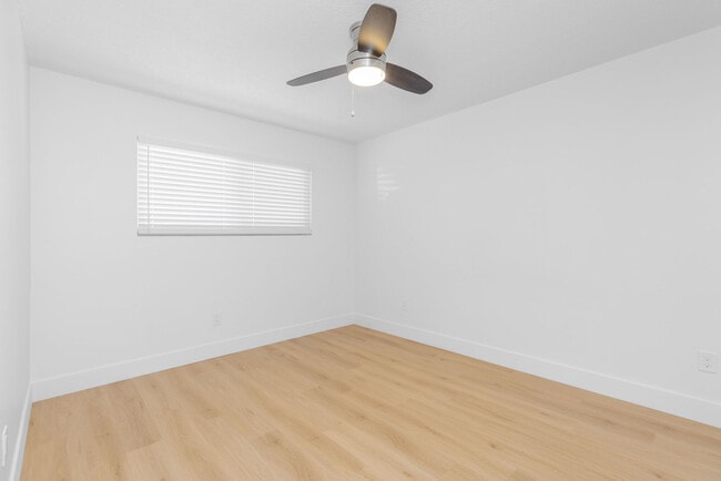 Building Photo - 524 W 2nd St