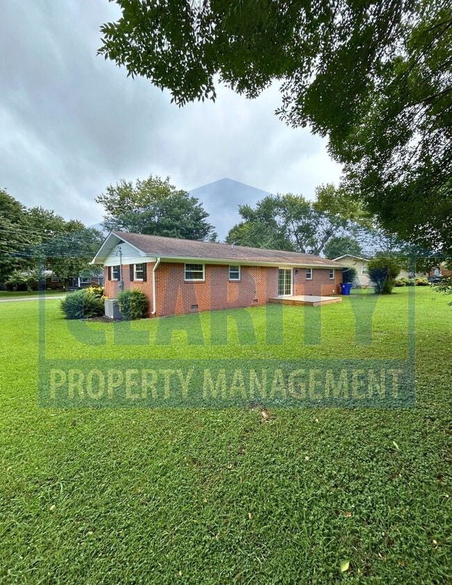 Building Photo - Updated ranch-style home in great neighbor...