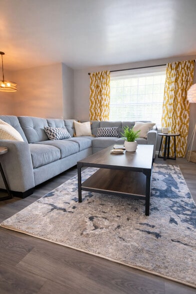 Building Photo - 11423-11425 5 Cedars Rd