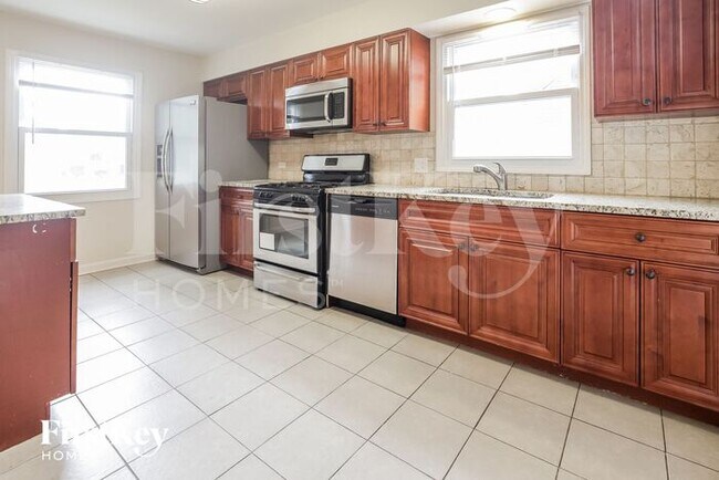 Building Photo - 640 N Edgewood Ave