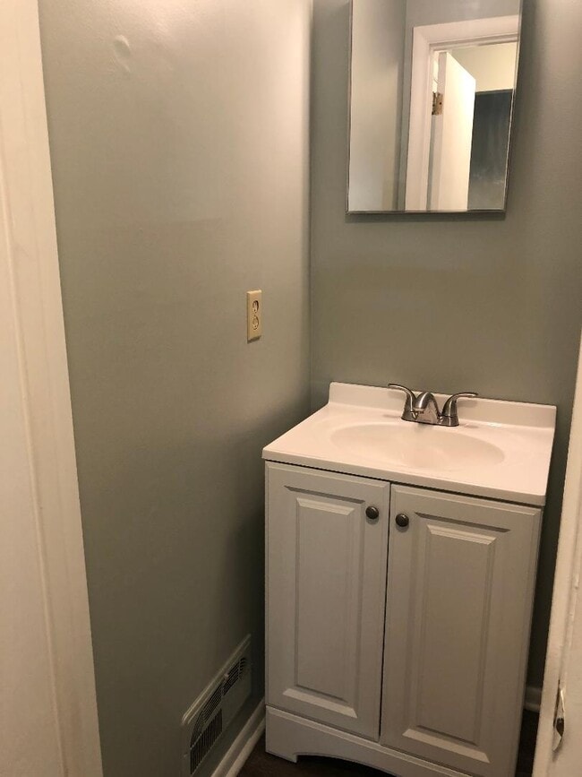 Powder Room - 124 Larkins Xing