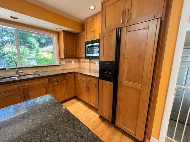 Building Photo - Amazing NE Portland 4Bd + 3Ba ~ House Sola...