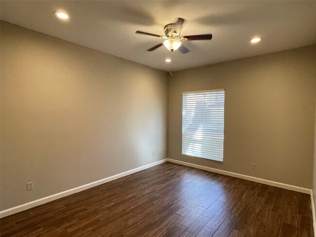 Building Photo - 6500 Harbor Town Dr