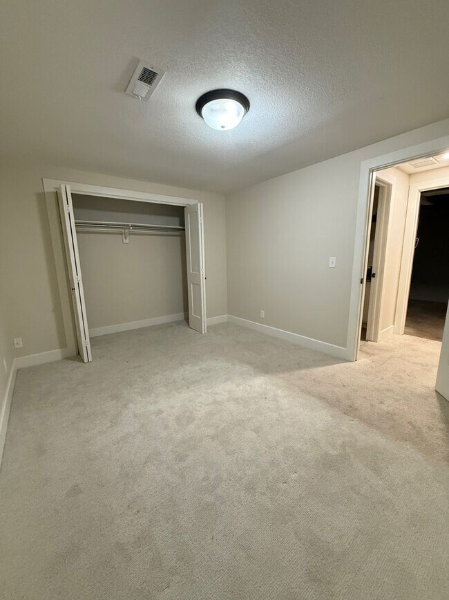 Building Photo - Spacious 3 Bedroom, 2 Bath - Your Derby Ho...