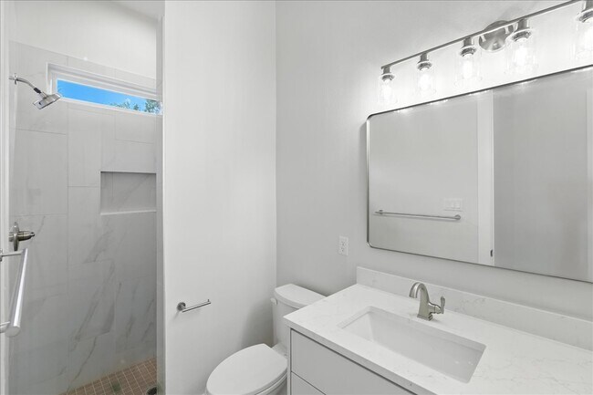 Building Photo - 512 Cowal Dr S