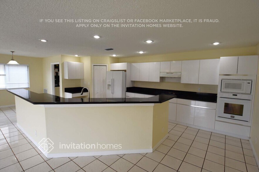Building Photo - 1211 NW 193rd Ave