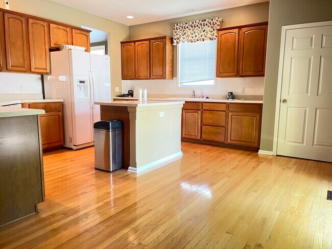 Building Photo - Beautiful 4 bed 2.5 bath 3000+sq ft