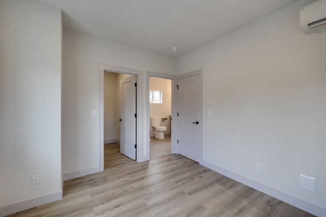 Building Photo - Beautiful 2 bed 2 bath townhouse!