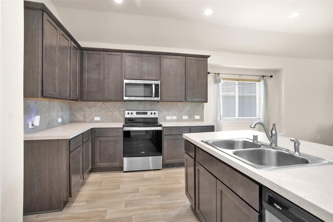 Building Photo - 223 Shoreview Dr