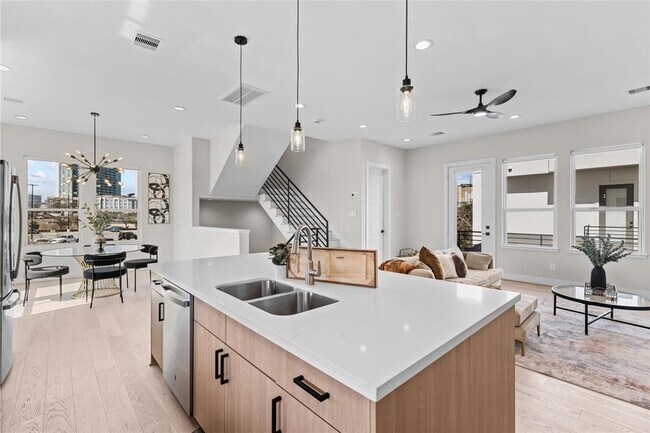 Building Photo - 2509 N MacGregor Way