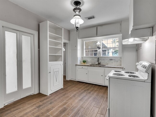 Building Photo - 4625 Bell St