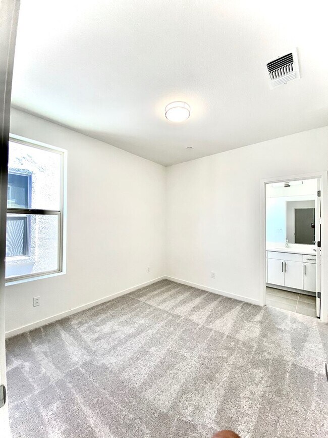 Building Photo - First Month Rent: FREE (with approved lease terms)
