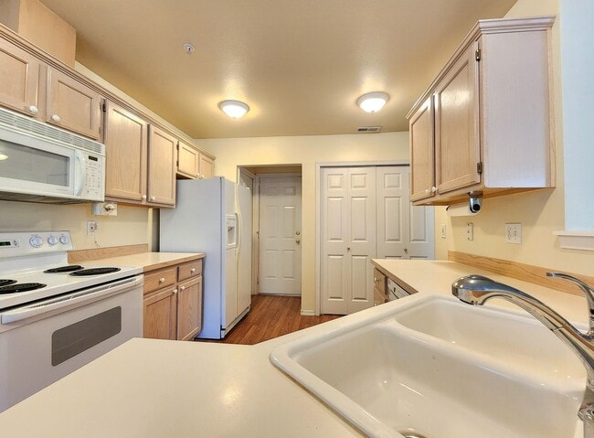 Building Photo - 3 Bedroom 2.5 Bath Townhome in Everett