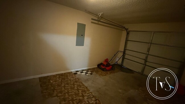 Building Photo - SPRING MOVE-IN SPECIAL AND RATE DROP ALERT...