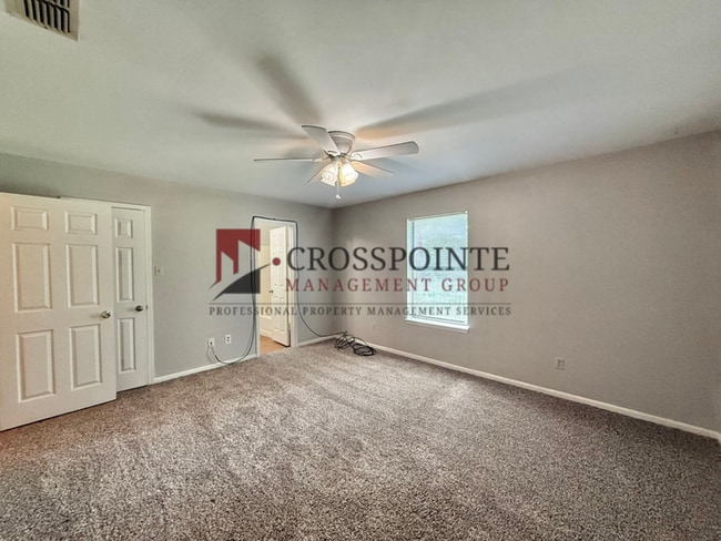 Building Photo - 3 Bedroom, 2 Bathroom Duplex!