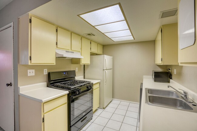 Building Photo - 1 Bed / 1 Bath Comfortable Townhome in Las...